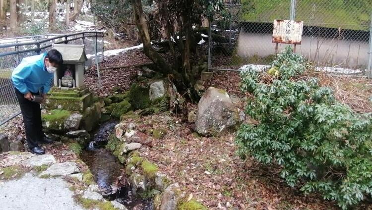 湧き水汲み.jpg