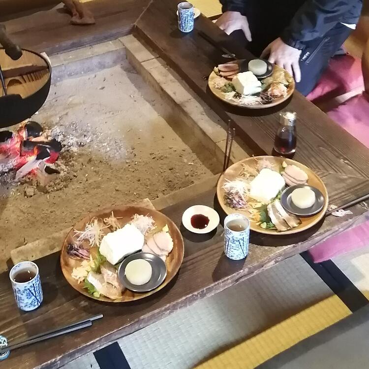 囲炉裏でランチ.jpg