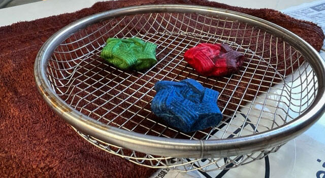 近江一閑張　糊付け作業