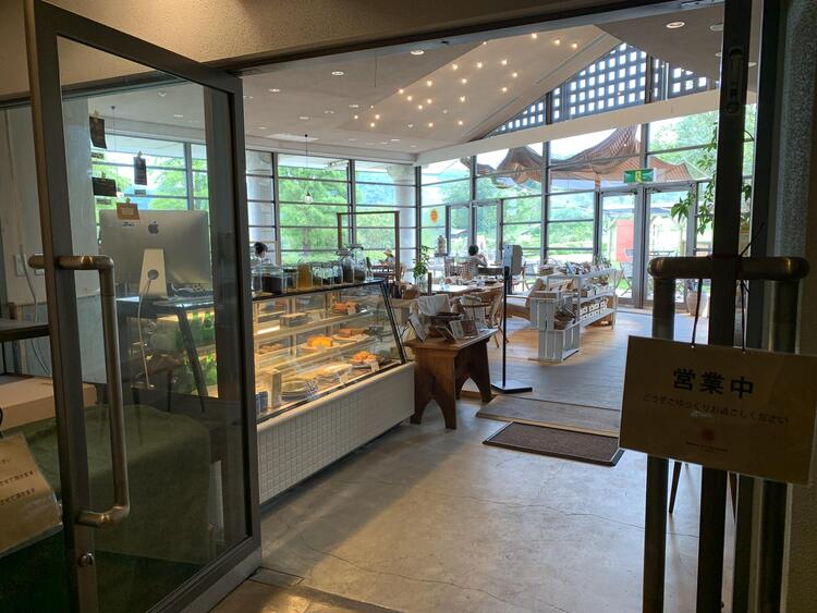 カフェレストラン「BROWN RiCE AND WATER」 展示館側から