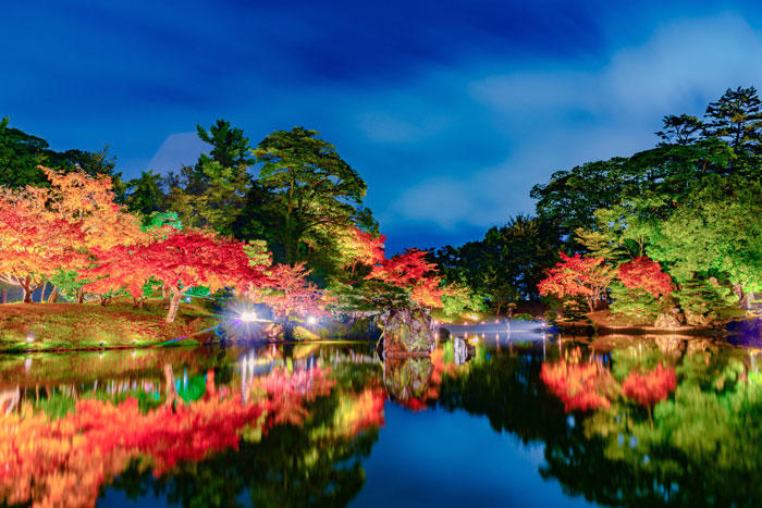 水面に輝く幻想紅葉